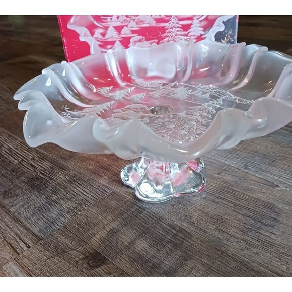 Mikasa Christmas Story Footed Bon Bon - Picture 3 of 9